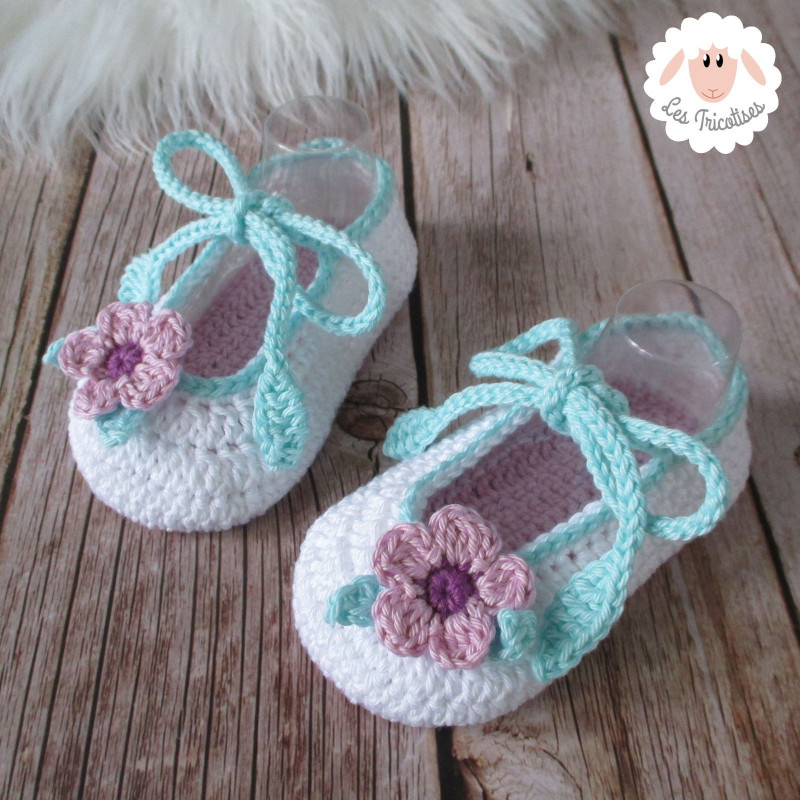 Chaussons bébé ballerines blanches fleurs mauves