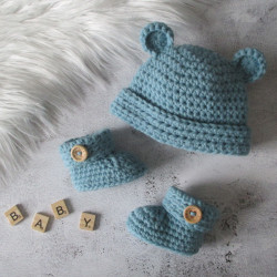Bonnet ourson et chaussons à boutons