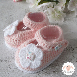 Chaussons bébé fille babies rose clair fleurs blanches boutons fleuris