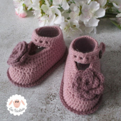 Chaussons babies vieux rose à fleurs