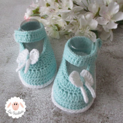 Chaussons bébé crochetés main babies vert clair et blanc