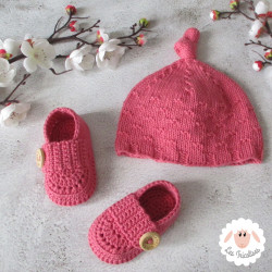 Bonnet de naissance et chaussons assortis en coton bio