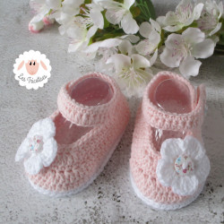 Chaussons bébé fille babies rose clair fleurs blanches boutons fleuris