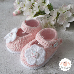 Chaussons bébé fille babies rose clair fleurs blanches boutons fleuris
