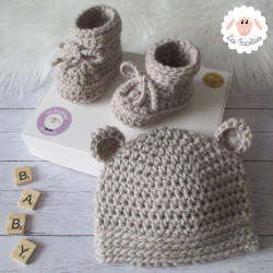 Bonnet et chaussons en maille épaisse