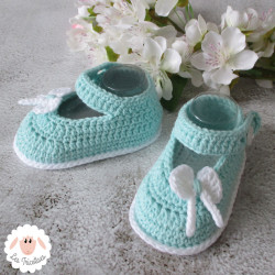 Chaussons bébé crochetés main babies vert clair et blanc