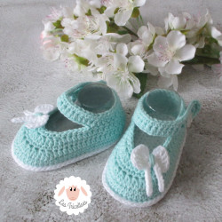Chaussons bébé crochetés main babies vert clair et blanc